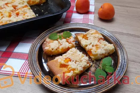 Šlehačkový koláč s ovocem