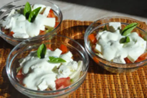 Ledový salát s rajčaty a sýry