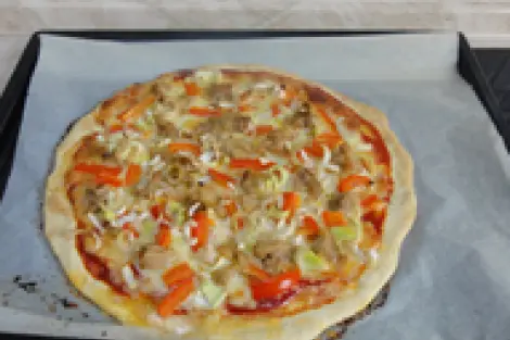 Pizza s kuřecím masem a mozzarelou