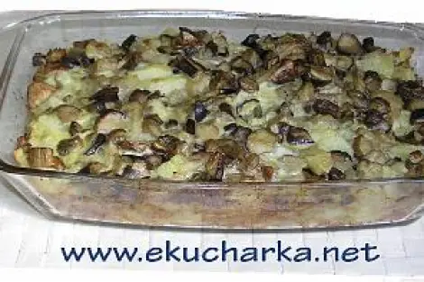 Zapečené brambory s houbami a zakysanou smetanou