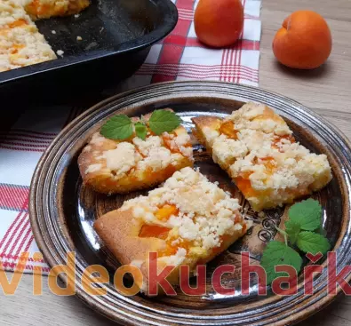 Šlehačkový koláč s ovocem