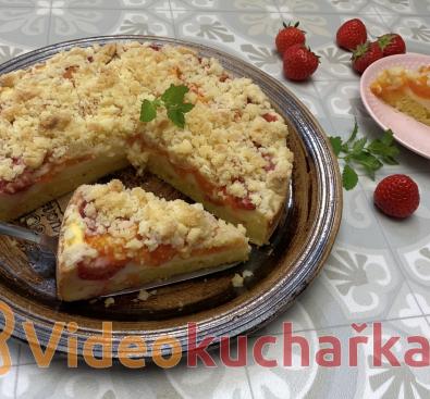 Ovocný koláč s pudinkem a žmolenkou