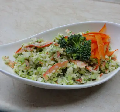 Salát z brokolice, zelí a papriky