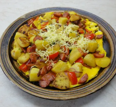 Vaječná omeleta s brambory, zeleninou a klobásou