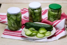 Rychlé sladkokyselé salátové okurky (nebo nakládačky)